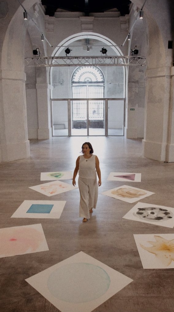 Mara entre las obras de Alma Desnuda en la Real Fábrica de Artillería